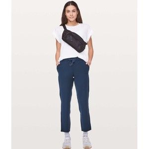 Lululemon Women Size 6 On The Fly Pant *Woven 27" Navy Blue